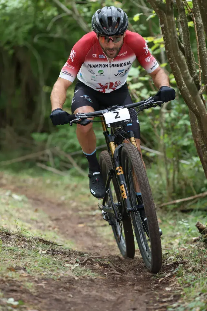 Audric PASQUET (SUD DORDOGNE CYCLISME) à la poursuite de d'Alex Riboulet.